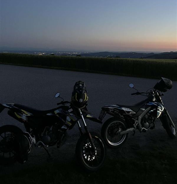 2 Mopeds bei Sonnenuntergang